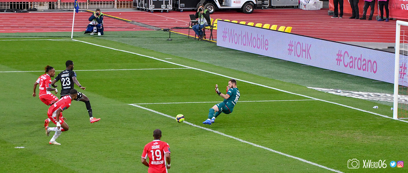 ...le ballon est croisé...