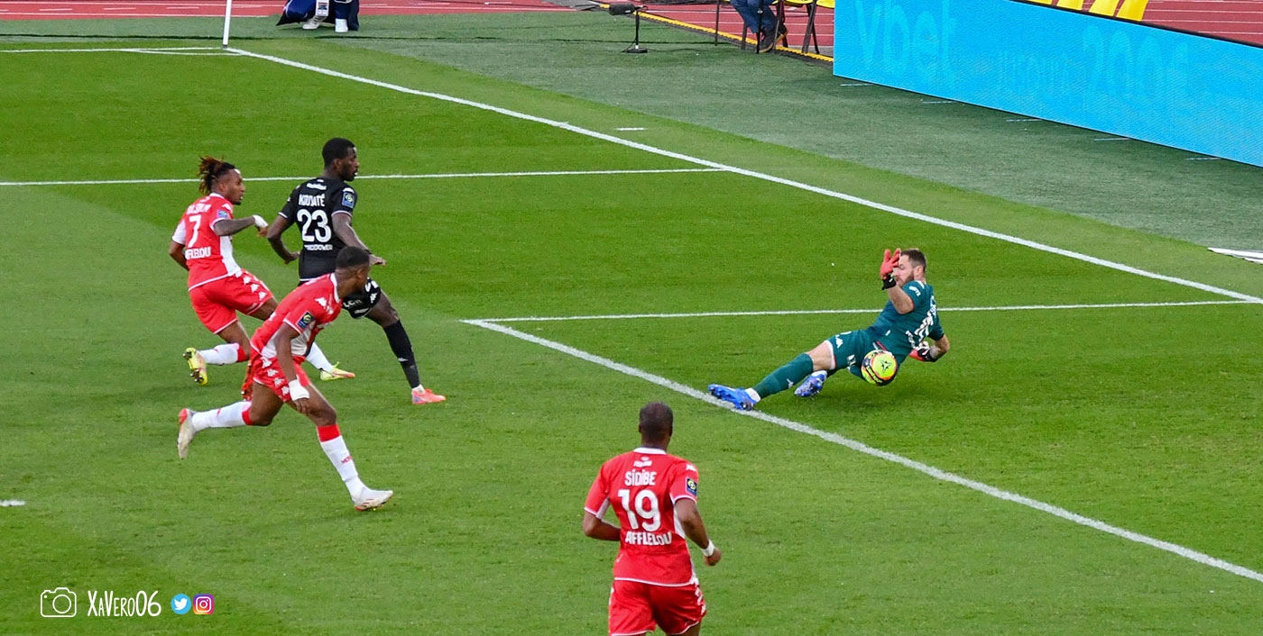 ...Oukidja a touché le ballon du pied...