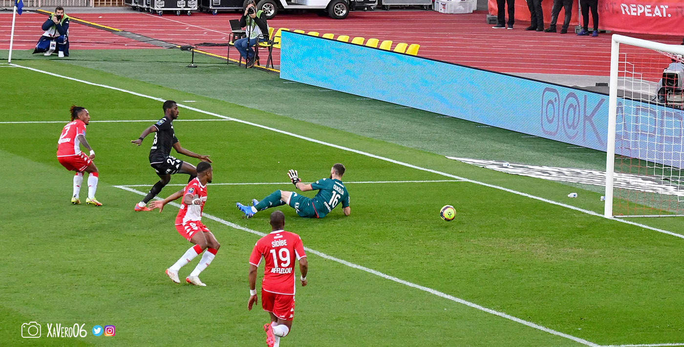 ...le ballon est ralenti...