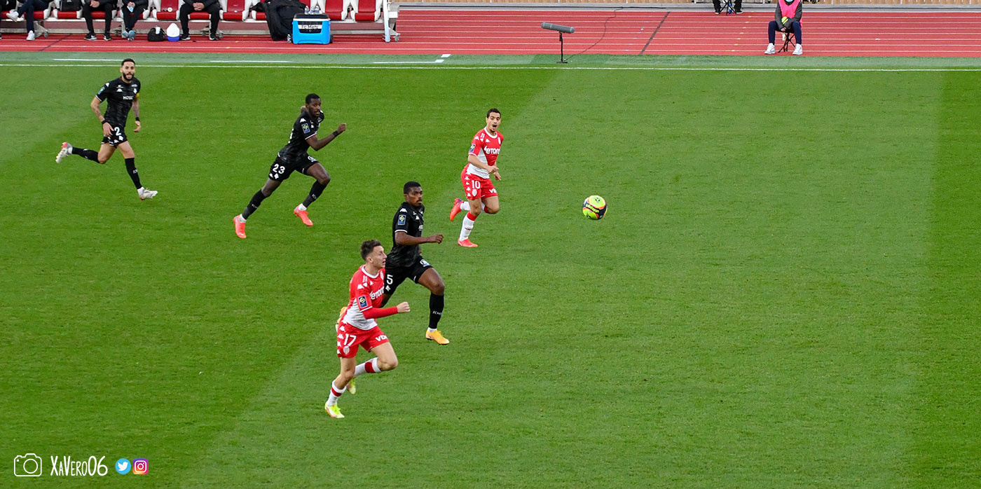 ...parti dans le dos de Jemerson...