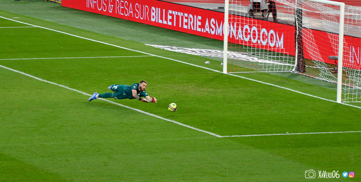 ...mais ne peut toucher le ballon...