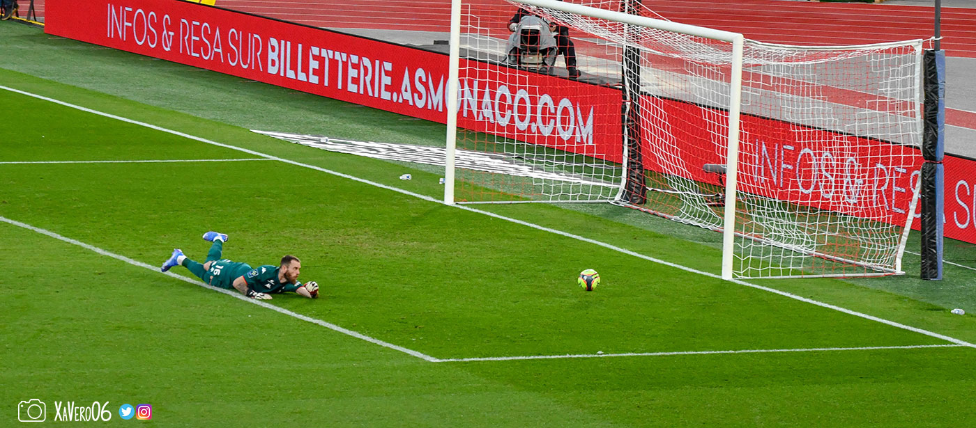 ...qui rase son montant gauche
