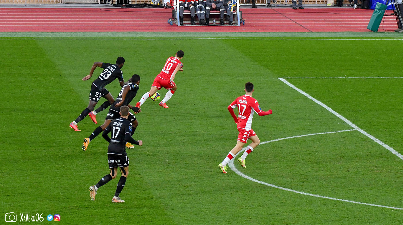 Ben Yedder servi dans le dos de la défense...