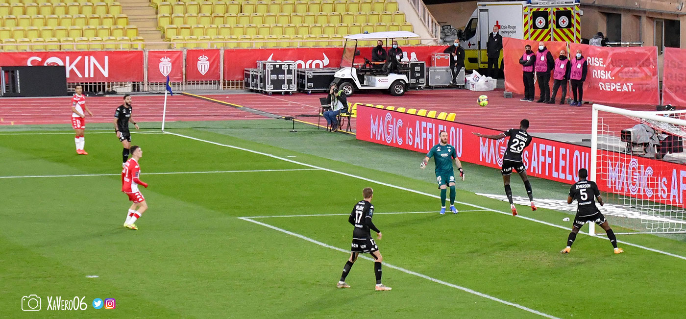 ...Oukidja est lobé, Kouyaté sur la ligne saute...