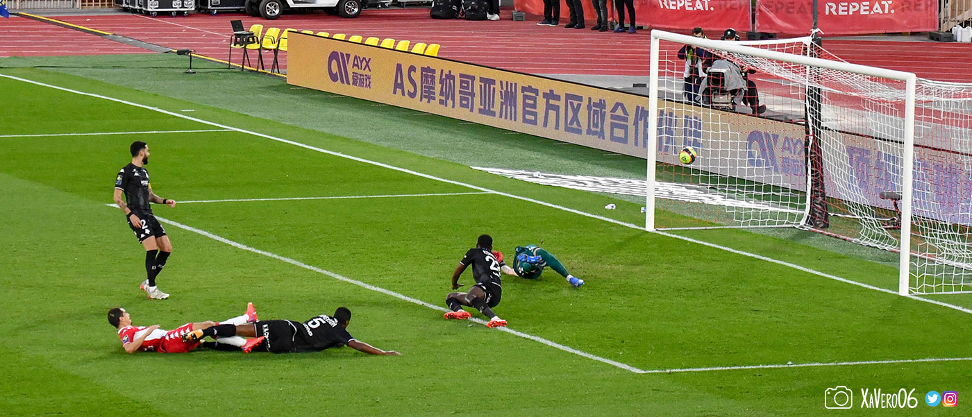 ...le ballon est cadré...