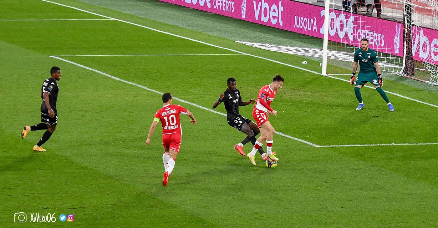 ...qui met le pied sur le ballon...