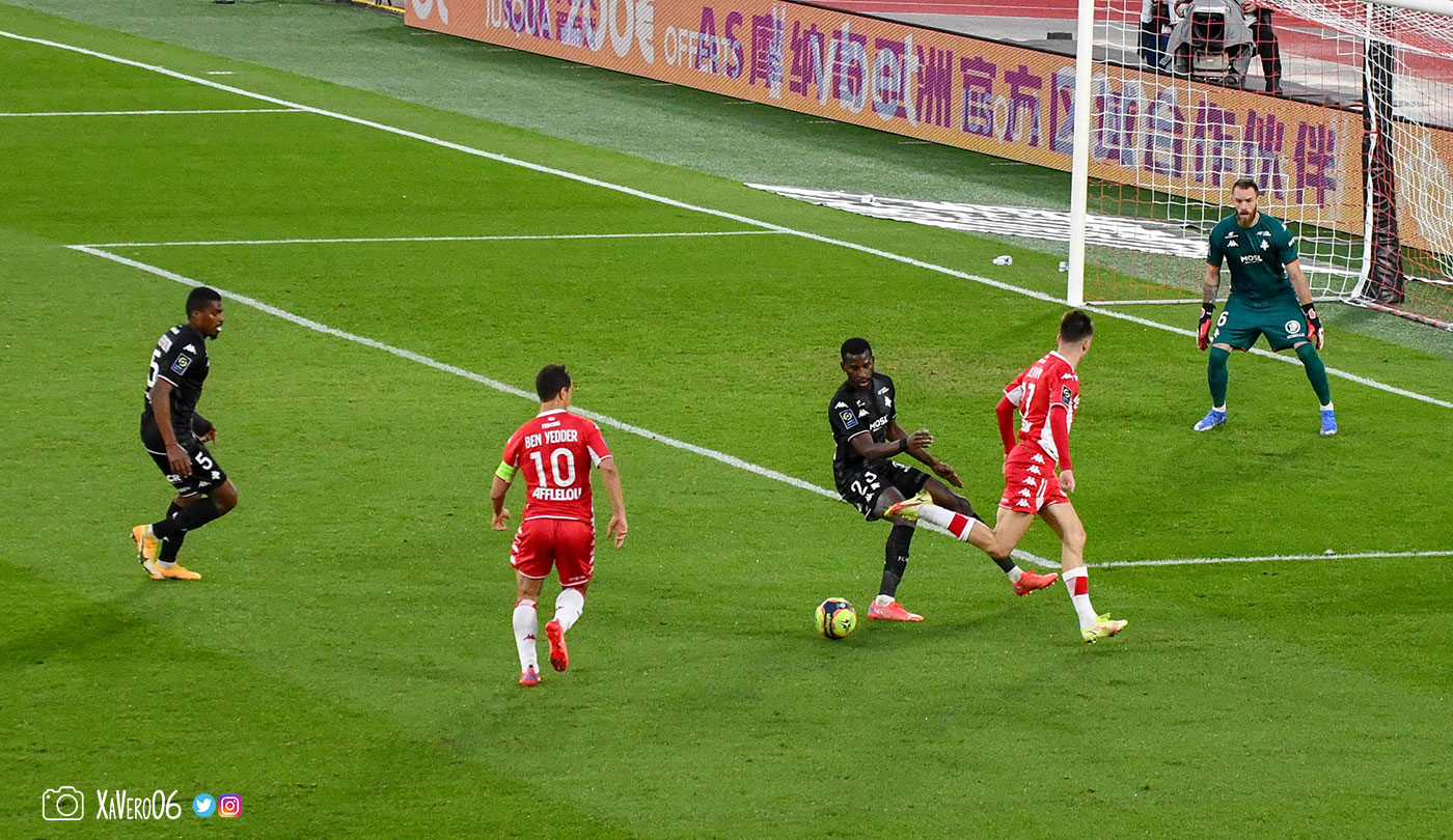 ...pour le donner en retrait à Ben Yedder dans son dos...