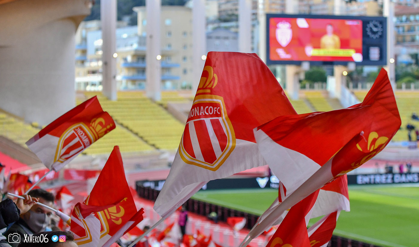 Les enfants font flotter les drapeaux de l'AS Monaco