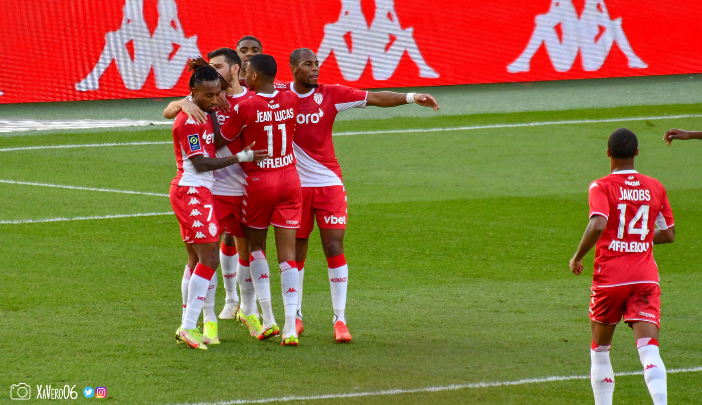 Volland est félicité par ses partenaires...