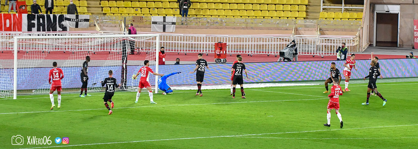...au centre, Volland réclamait le ballon...