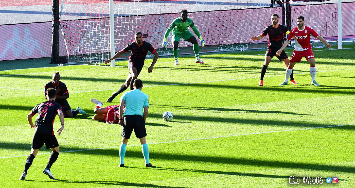 ...les deux joueurs sont au sol...