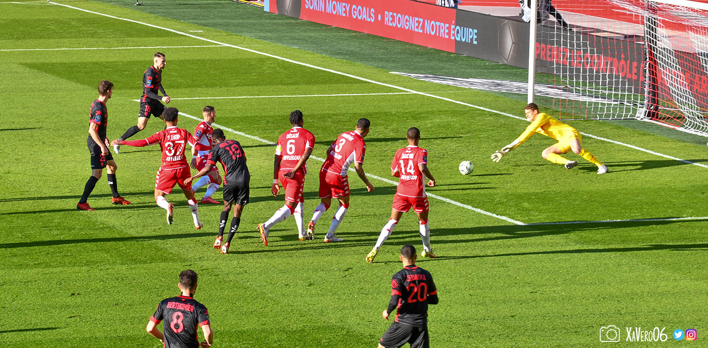 ...le ballon est à ras de terre...