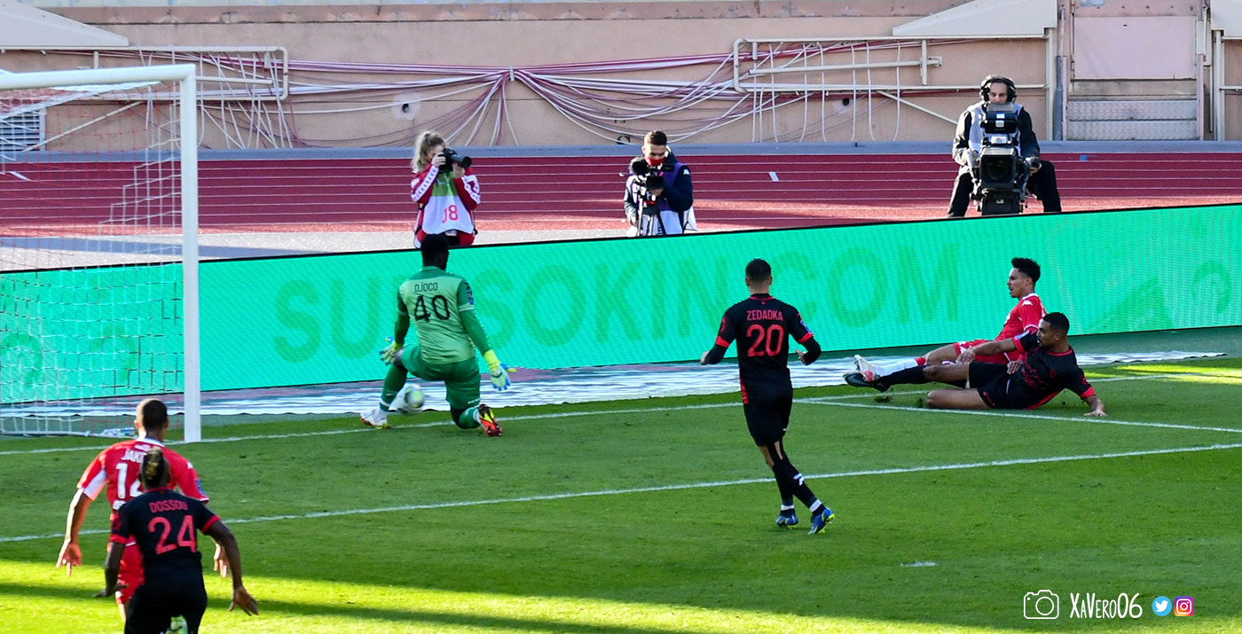...Djoco détourne en corner
