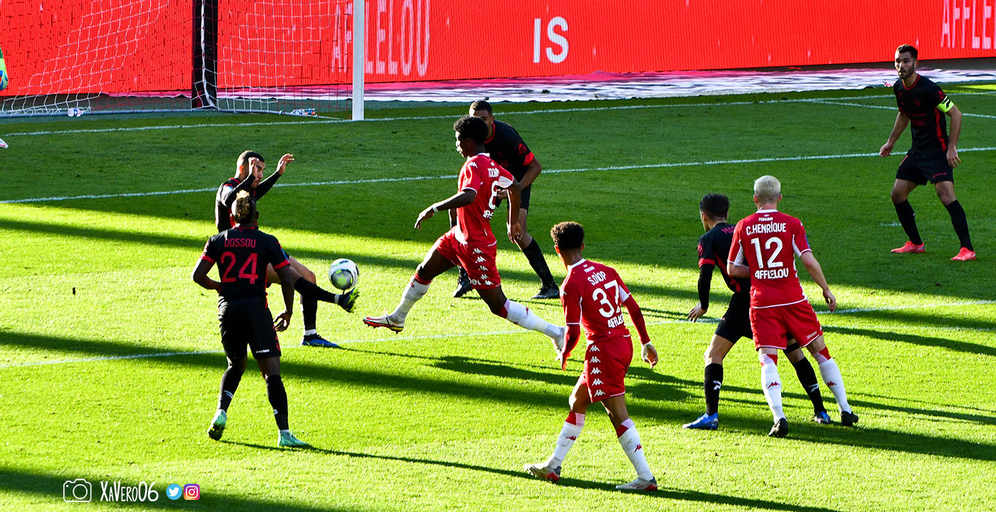 Tchouaméni intercepte un ballon...