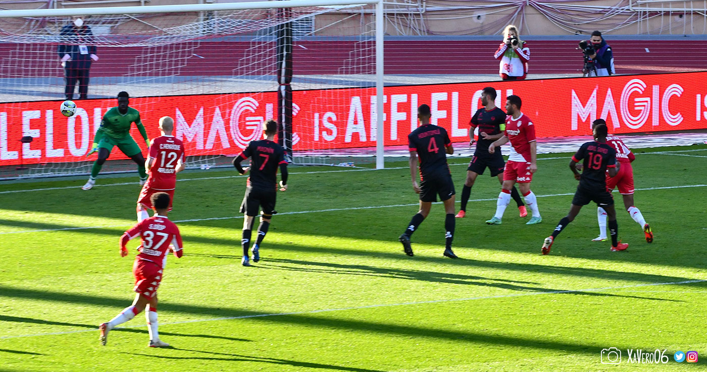 ...le ballon est fort...