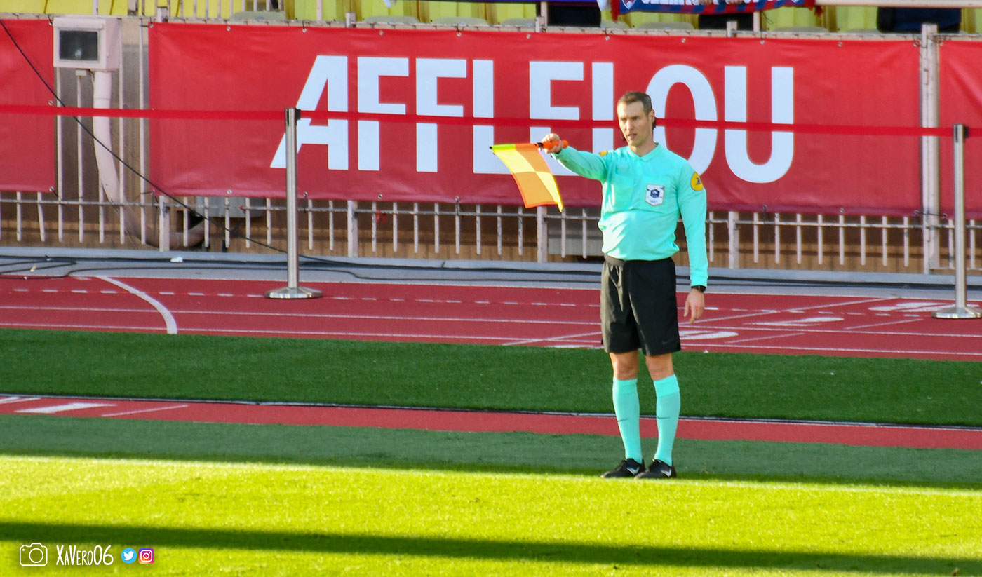 Le drapeau s'est levé pour signalé un hors-jeu...