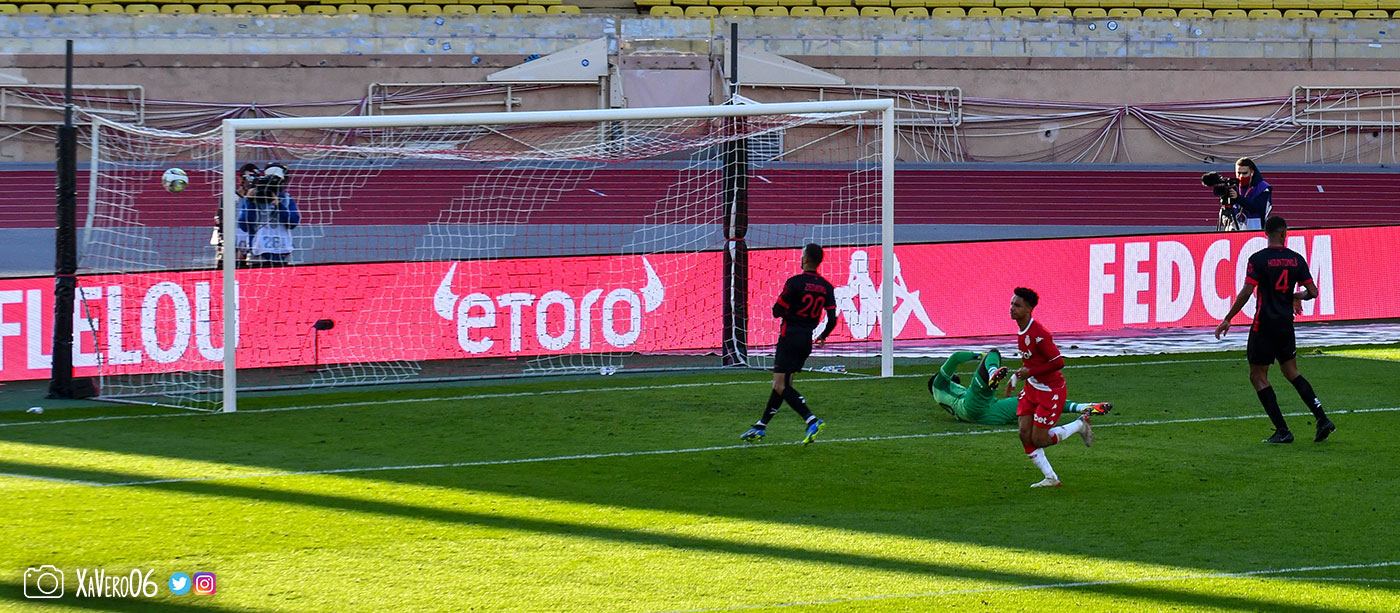 ...Diop commence à fêter son but...