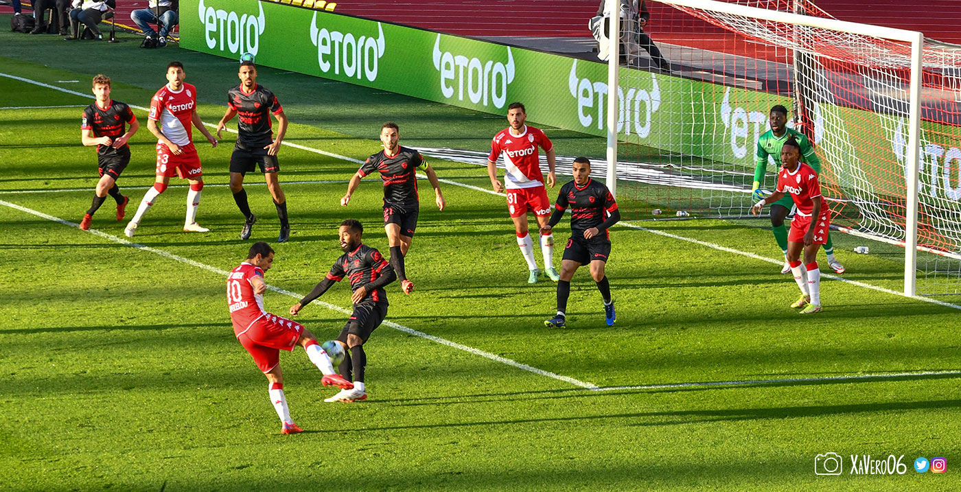 ...au second poteau pour la volée de Ben Yedder...
