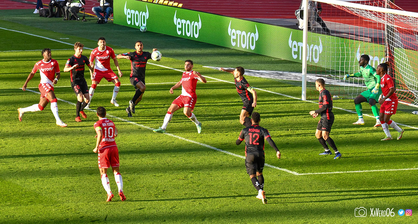 ...Volland se place pour reprendre le ballon qui arrive aux 6m...