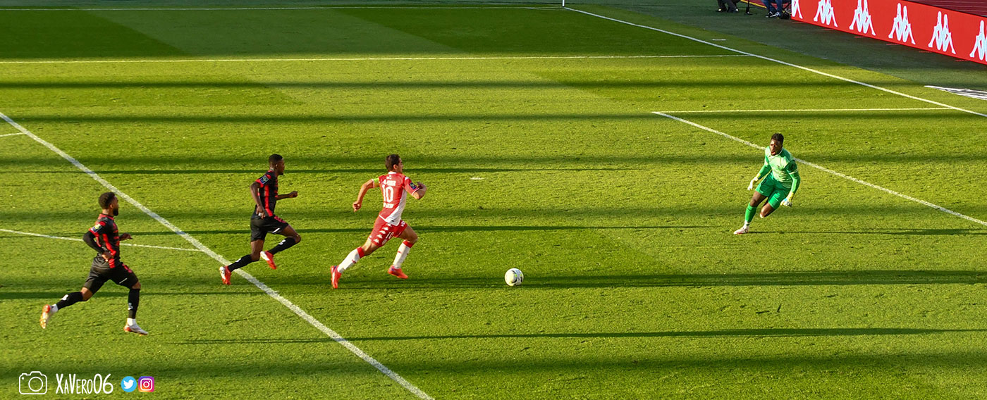 ...le ballon entre dans la surface, BWY essaie de le rattraper...