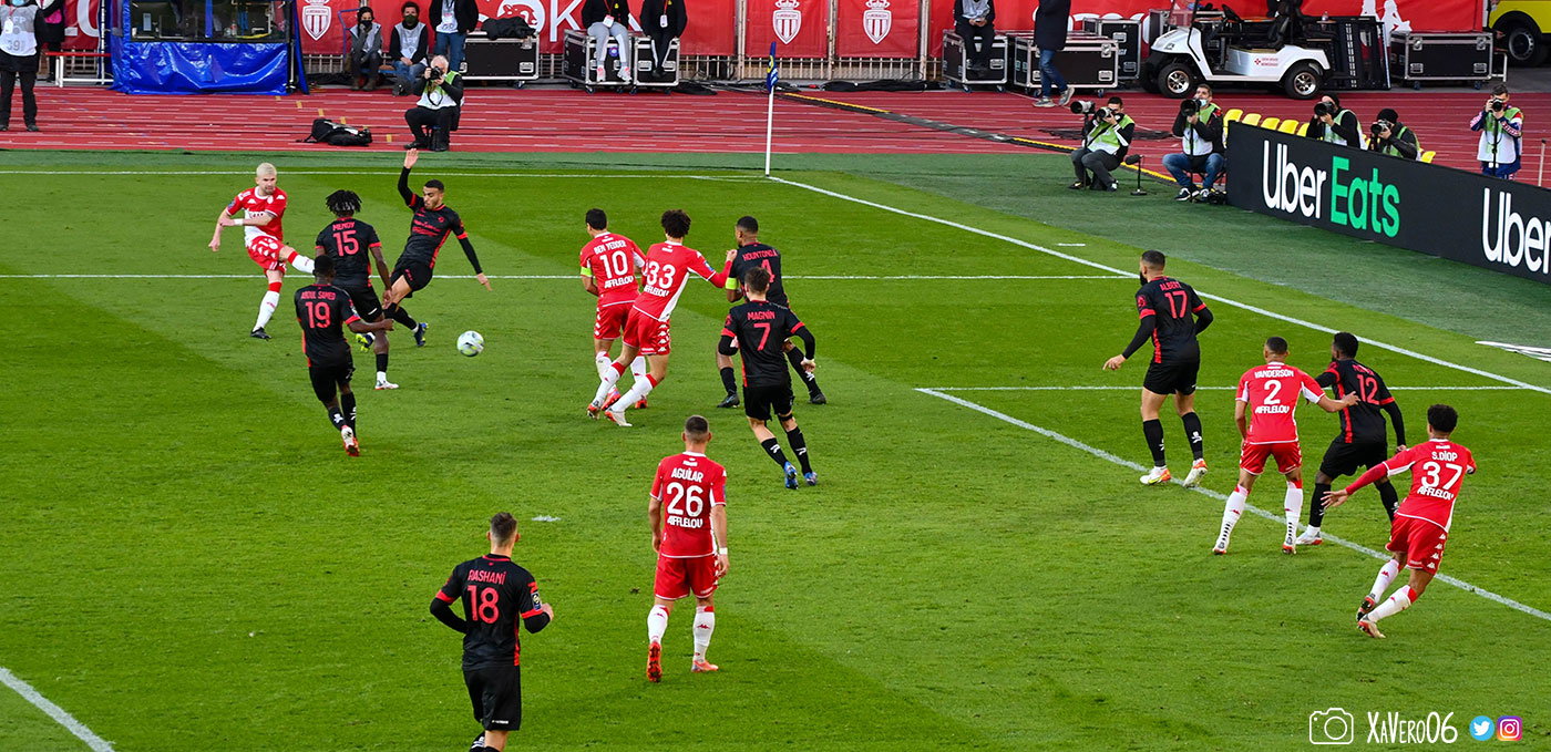...le ballon passe son adversaire direct...