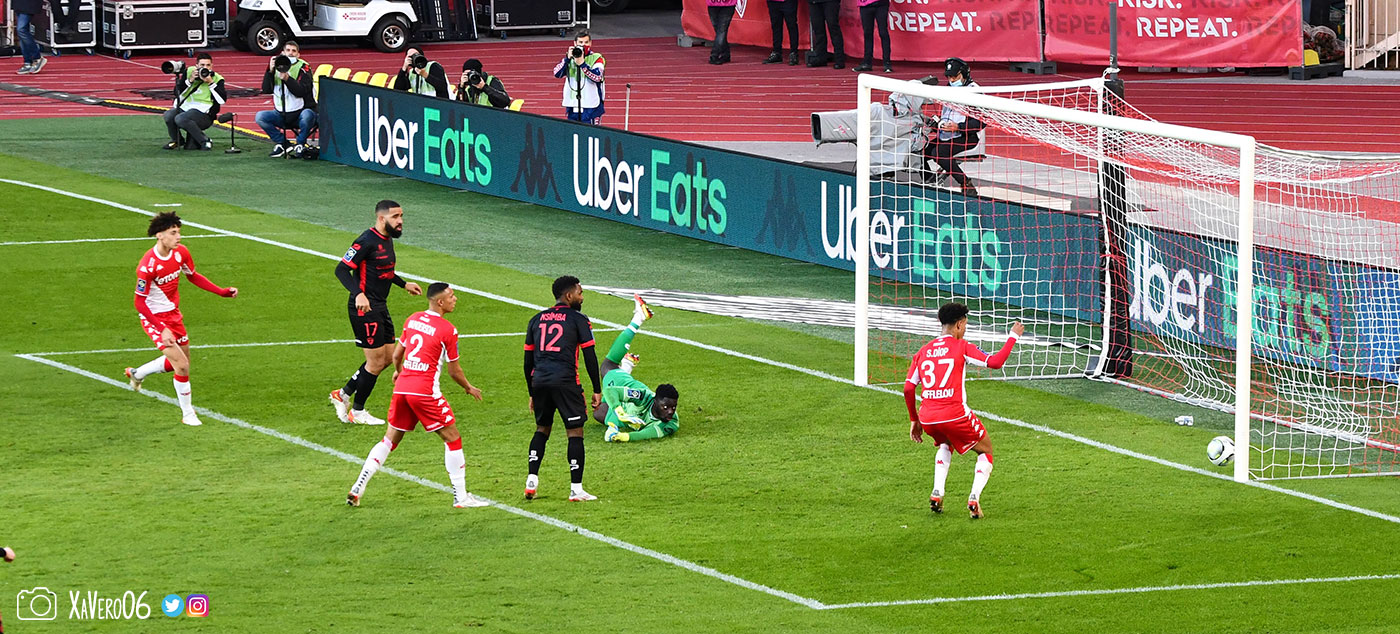 ...qui continue sa course jusqu'à taper l'intérieur du poteau opposé...