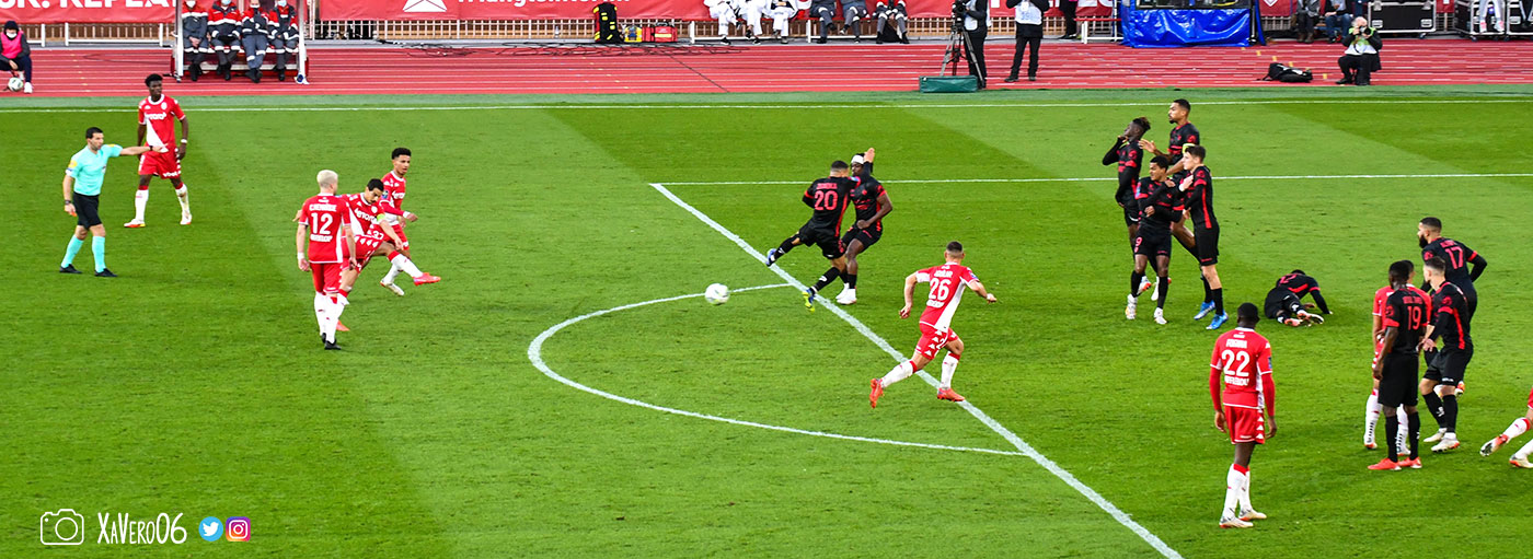 ...le ballon est puissant...