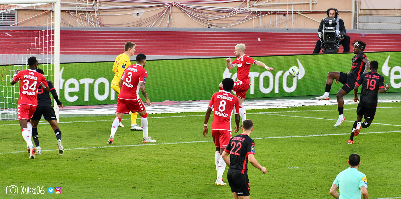 ...Caio laisse passer, Mendy reprend d'un reflexe...