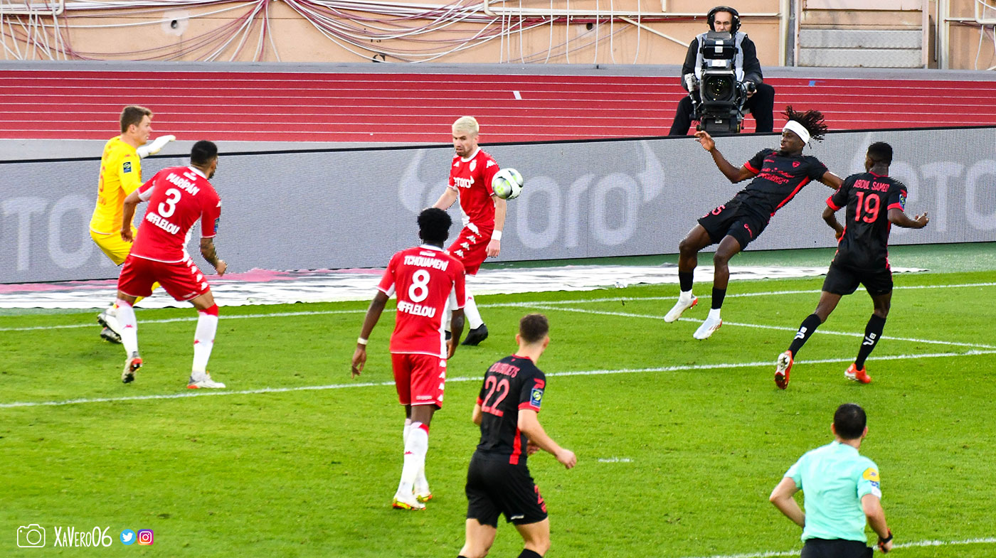 ...qui reprend en remettant le ballon devant le but...