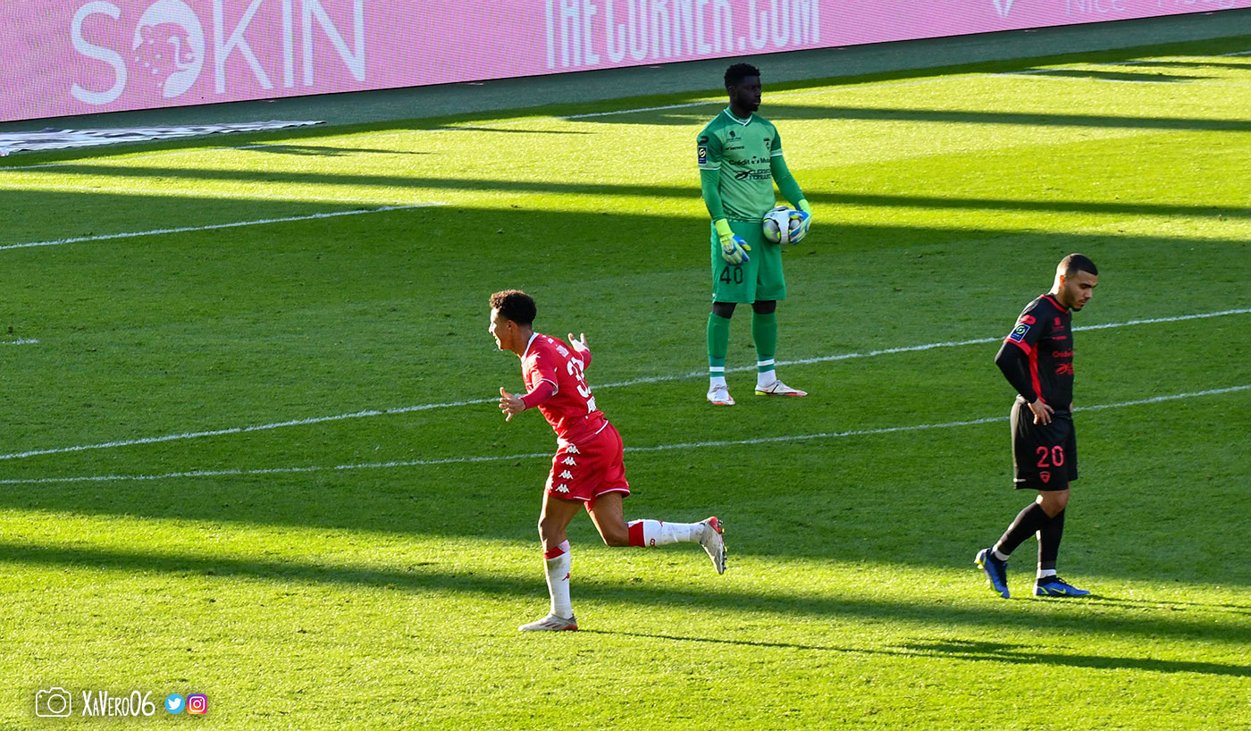...Diop part fêter l'ouverture du score, à contre-temps...