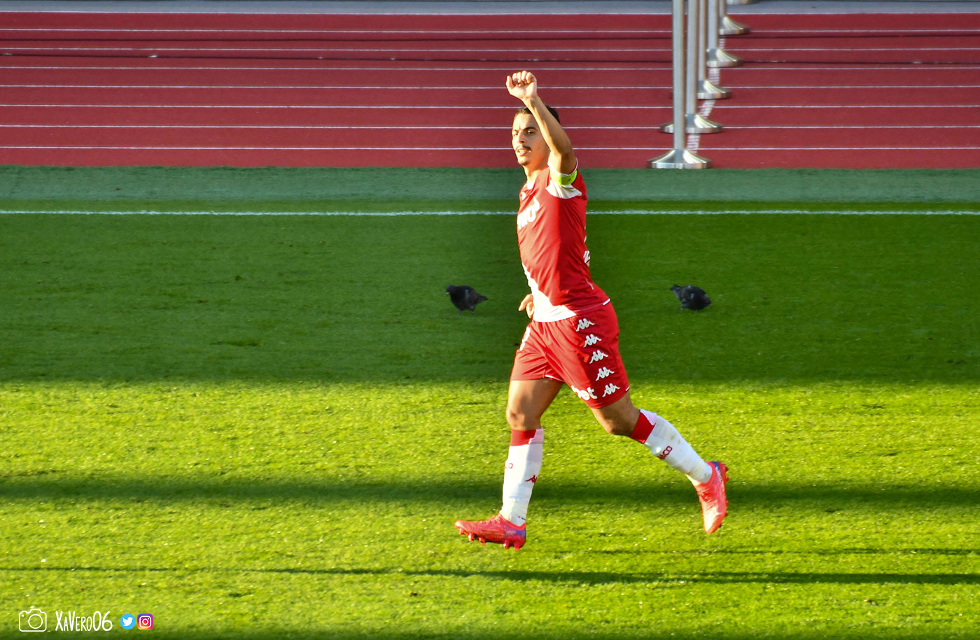 ...le poing levé en direction des supporters qui l'acclament...