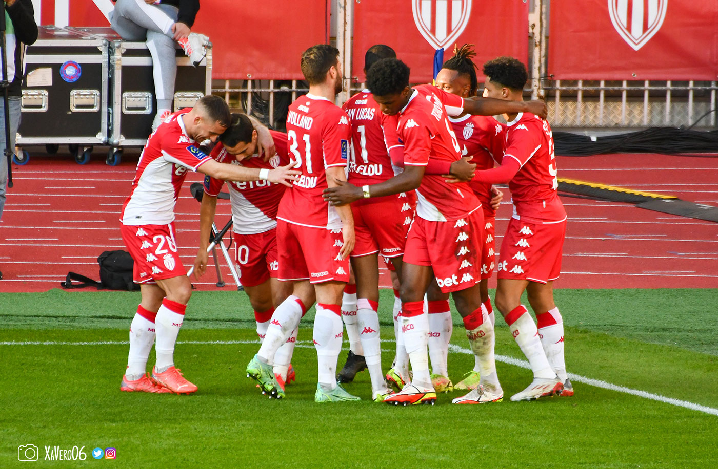 ...le reste de l'équipe vient les remercier de ce deuxième but...