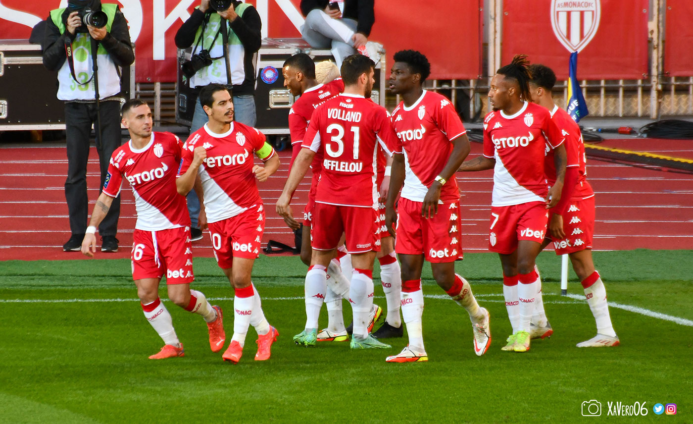 ...Ben Yedder regarde une nouvelle fois en direction du but le poing serré...