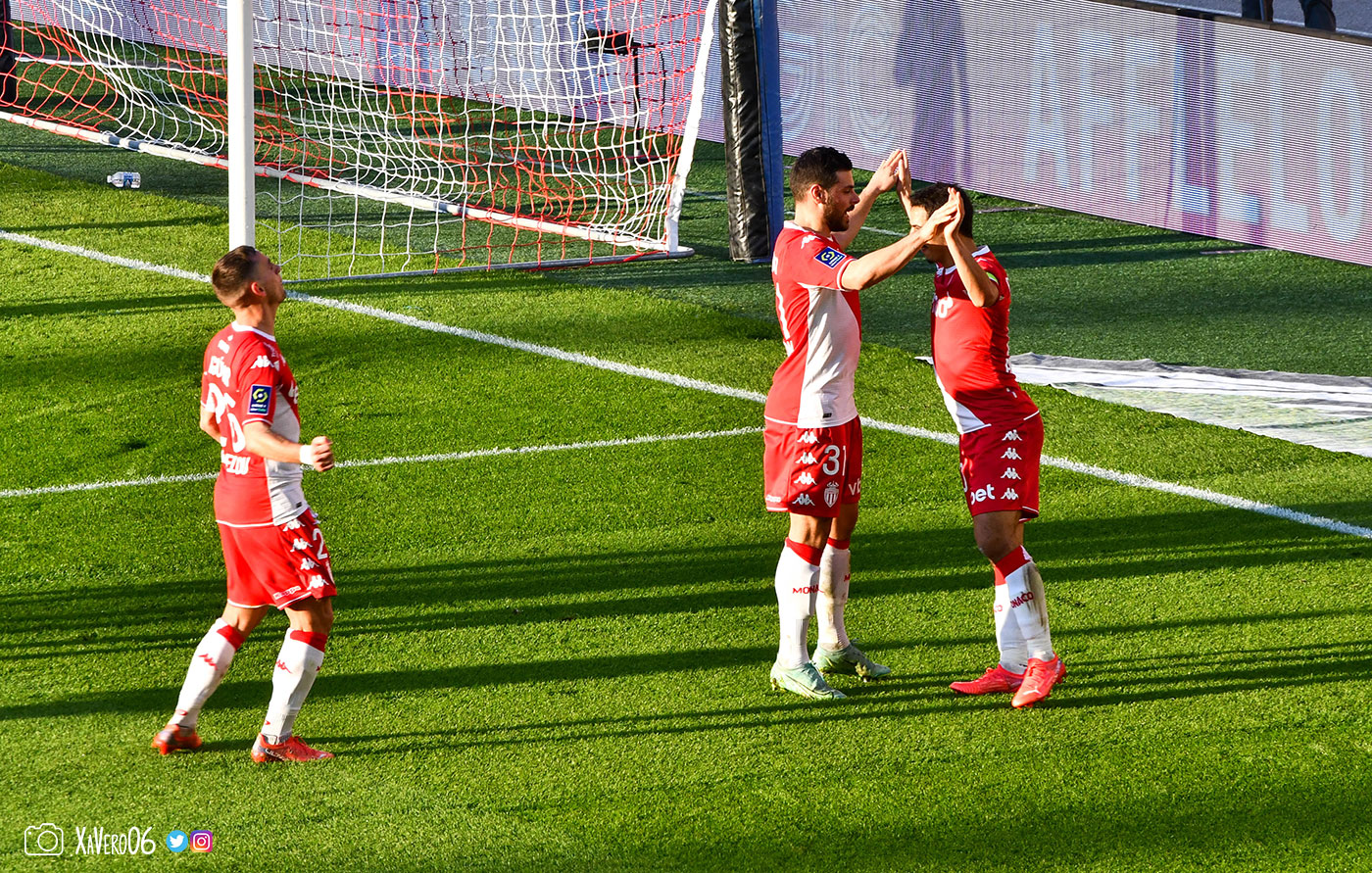...Volland et Aguilar encore les premiers à le féliciter...