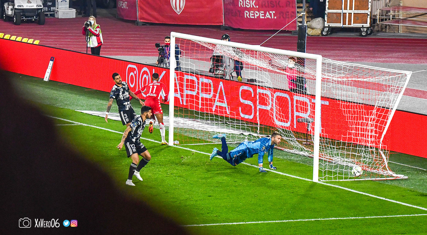 ...Monaco ouvre le score