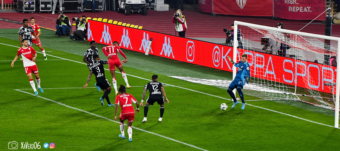 ...le ballon est piqué...