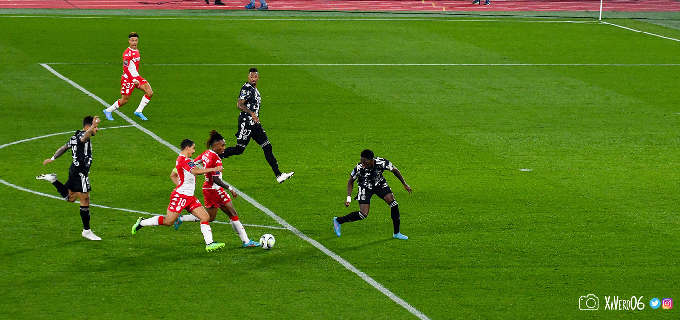 ...décale pour Ben Yedder qui a croisé...