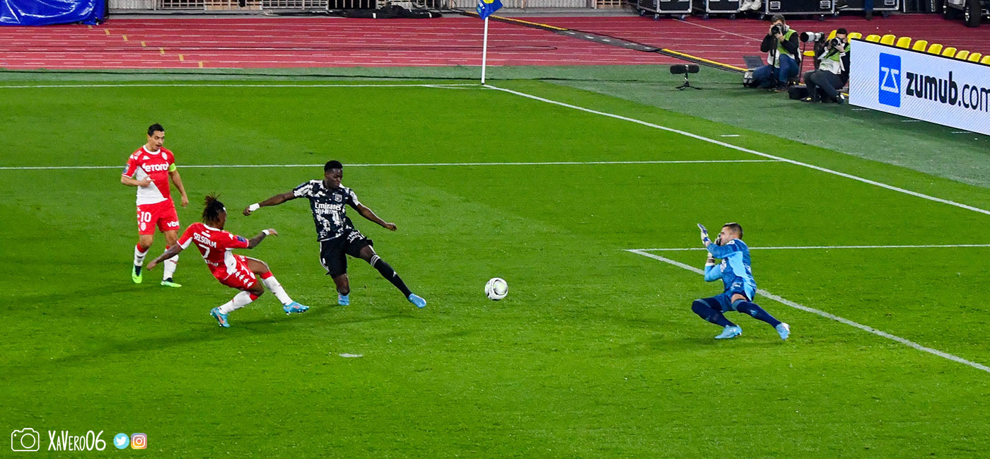 ...le ballon est puissant...
