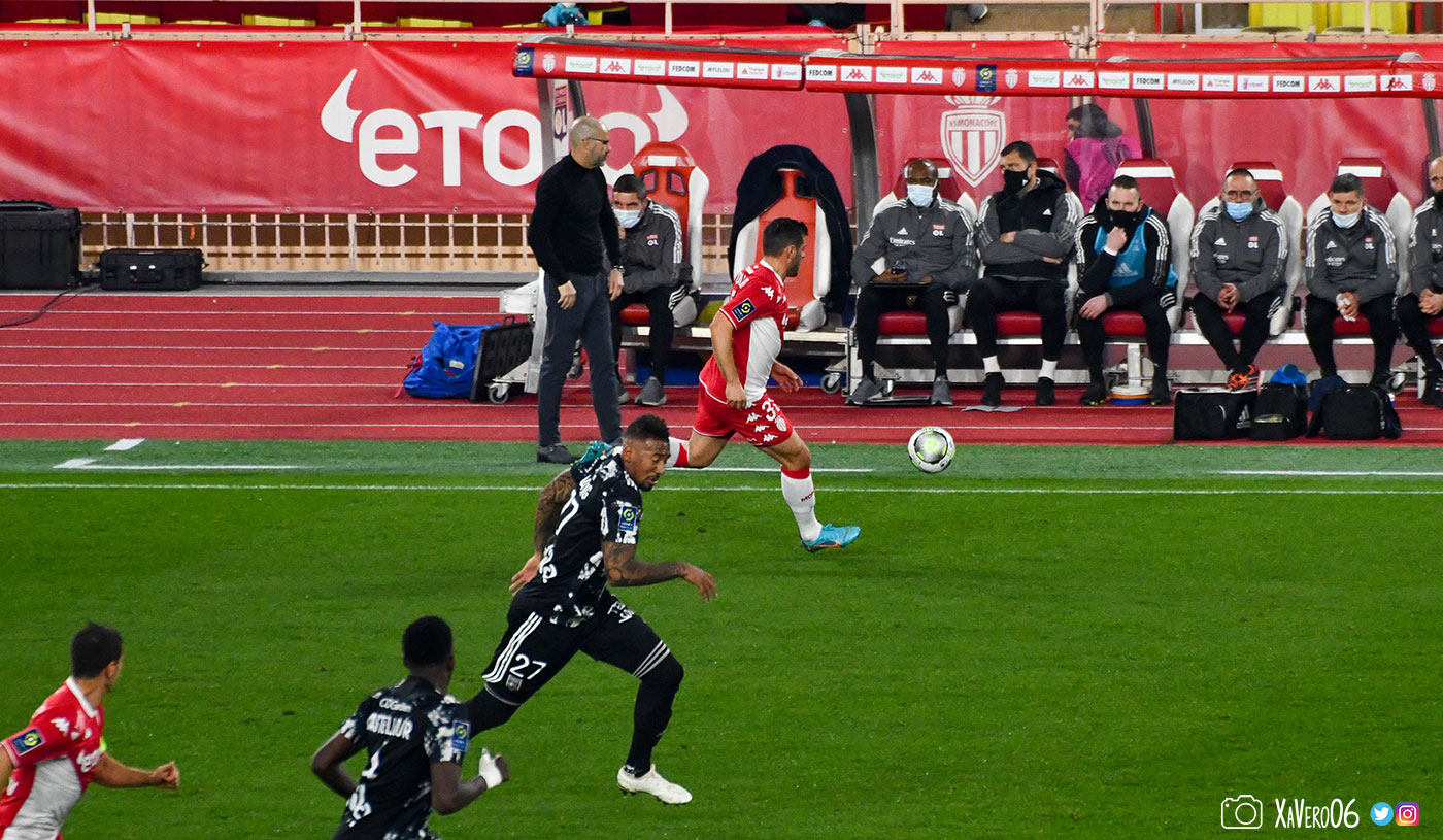 Volland lancé côté gauche...