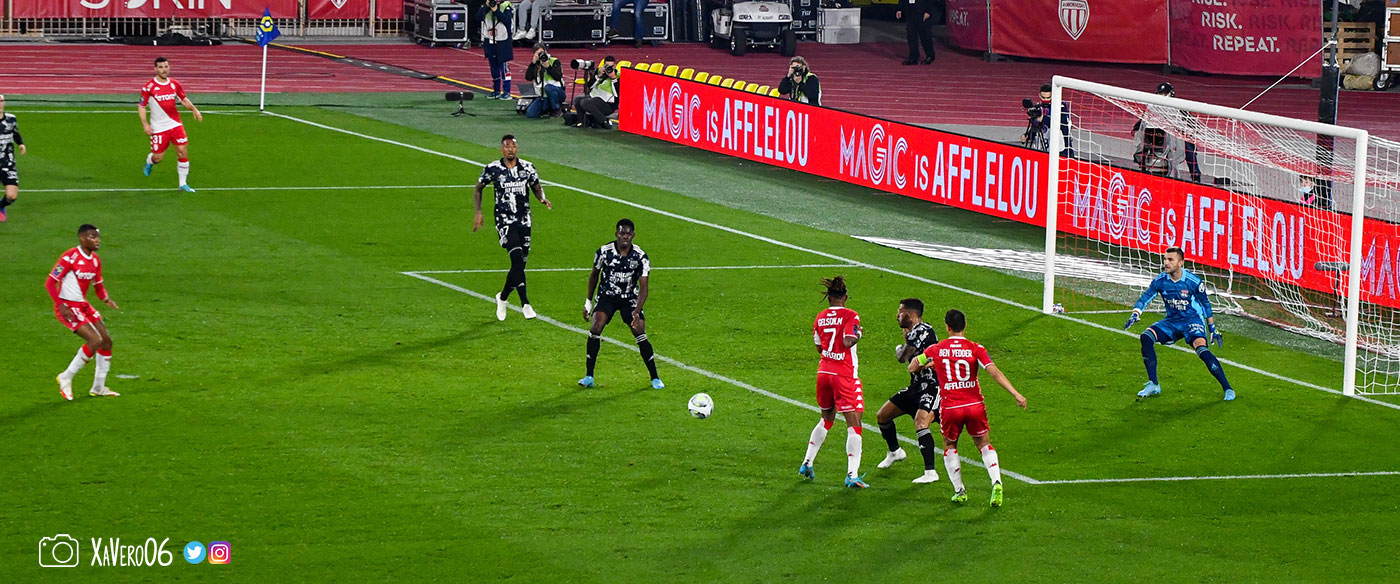 ...en retrait pour Lucas...
