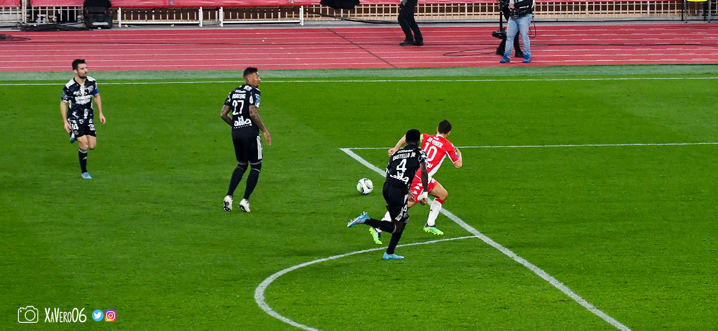 Passe en profondeur pour Ben Yedder...