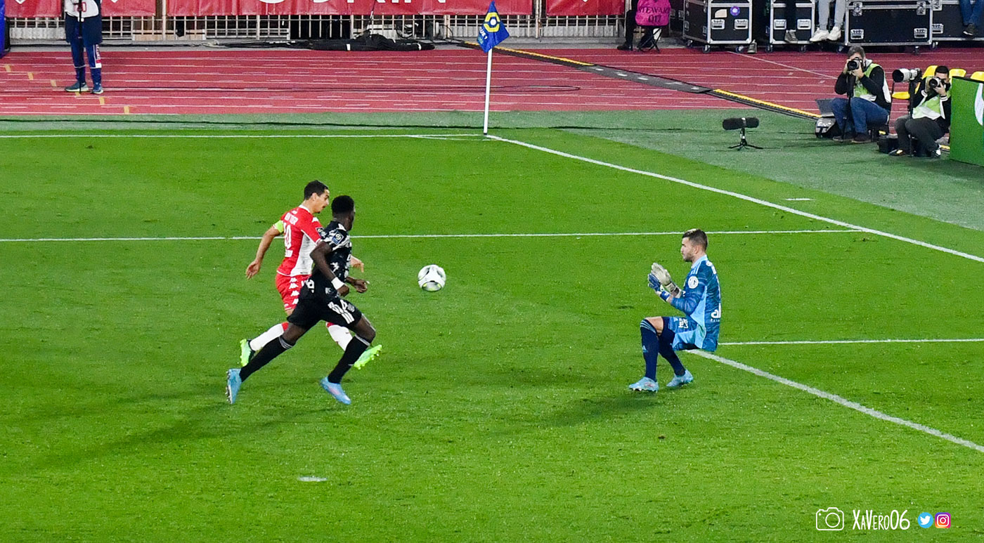 ...le gardien va au sol, le ballon est piqué...