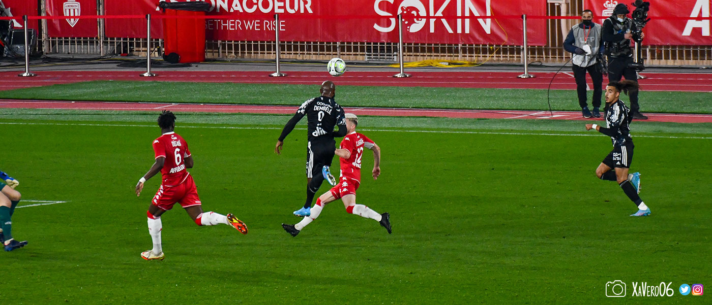 ...tête de Dembélé, Nübel est sorti de sa surface...