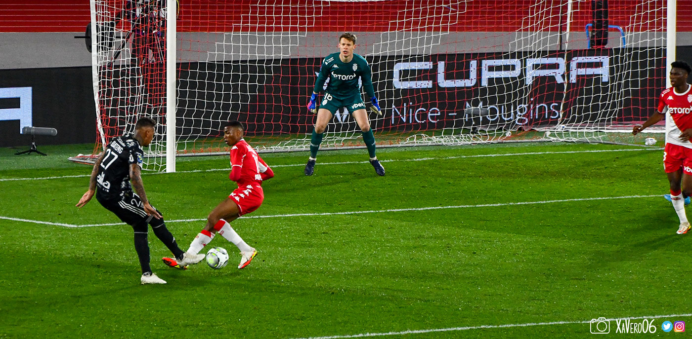 ...sur Boateng qui reprend...