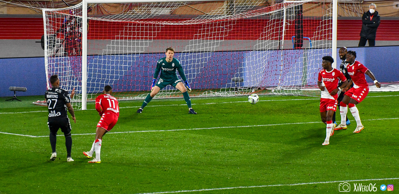...le ballon est fort devant le but...