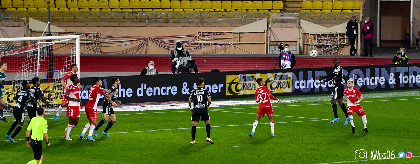 Corner, tête de Dembélé...