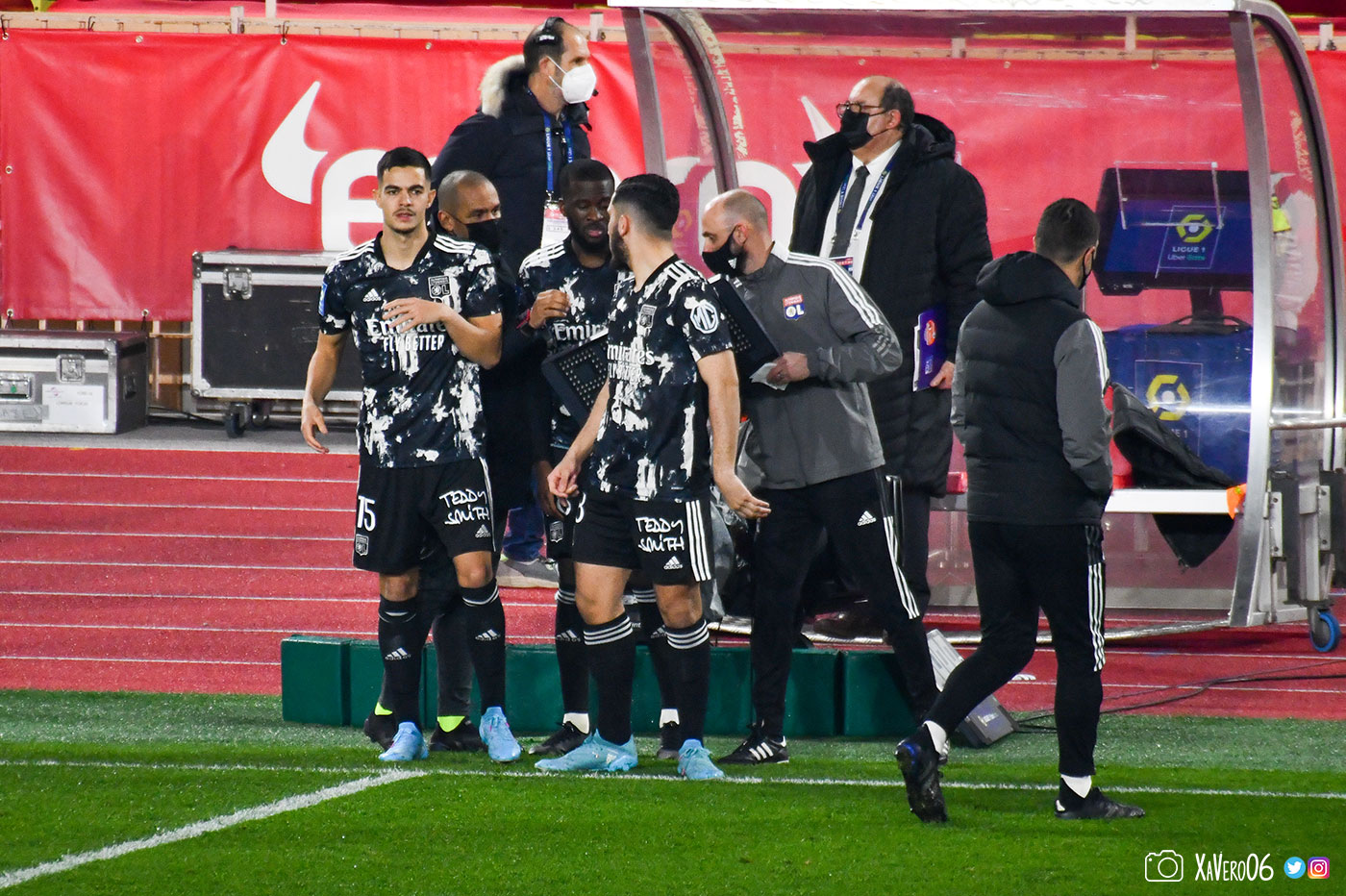 Trois remplacements pour débuter pour Lyon