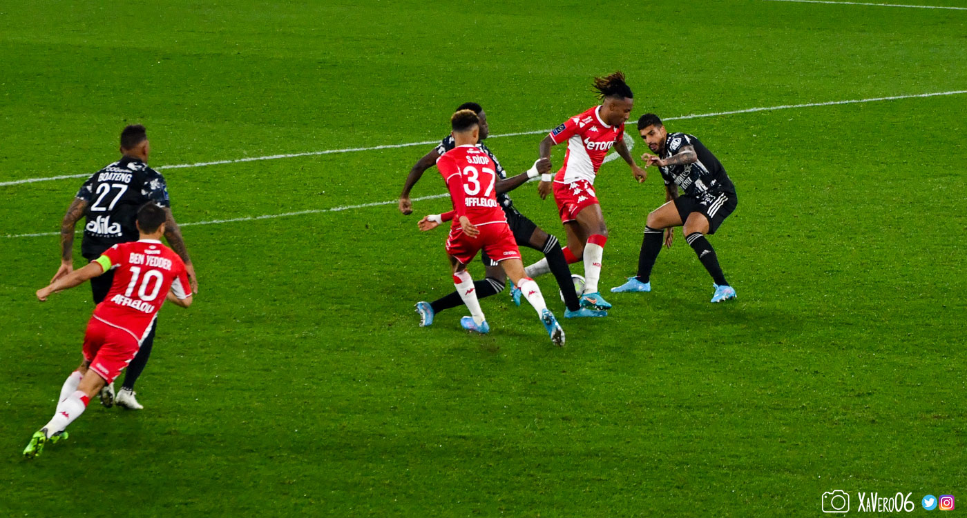 ...passe pour Diop, ni la défense ni Martins ne dévie le ballon...