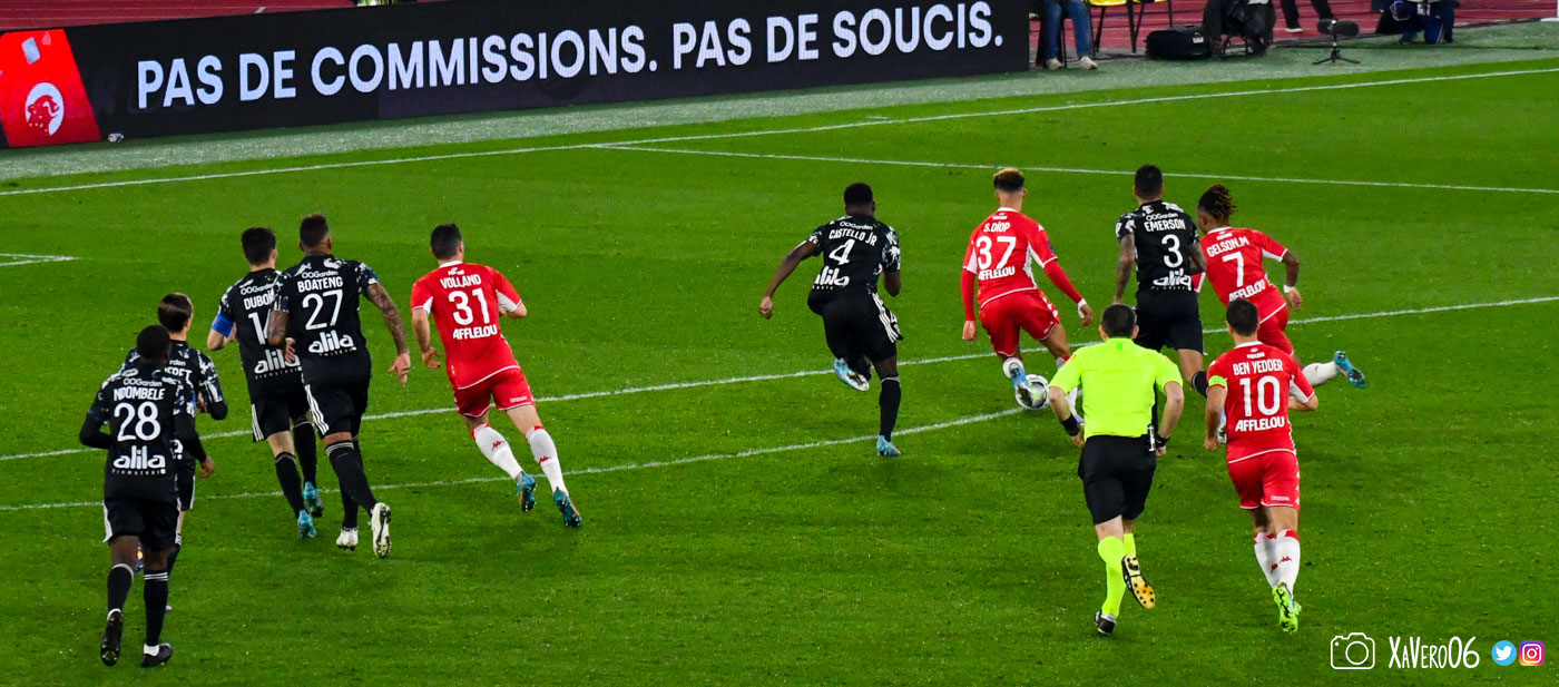 ...Diop se retrouve face au but...
