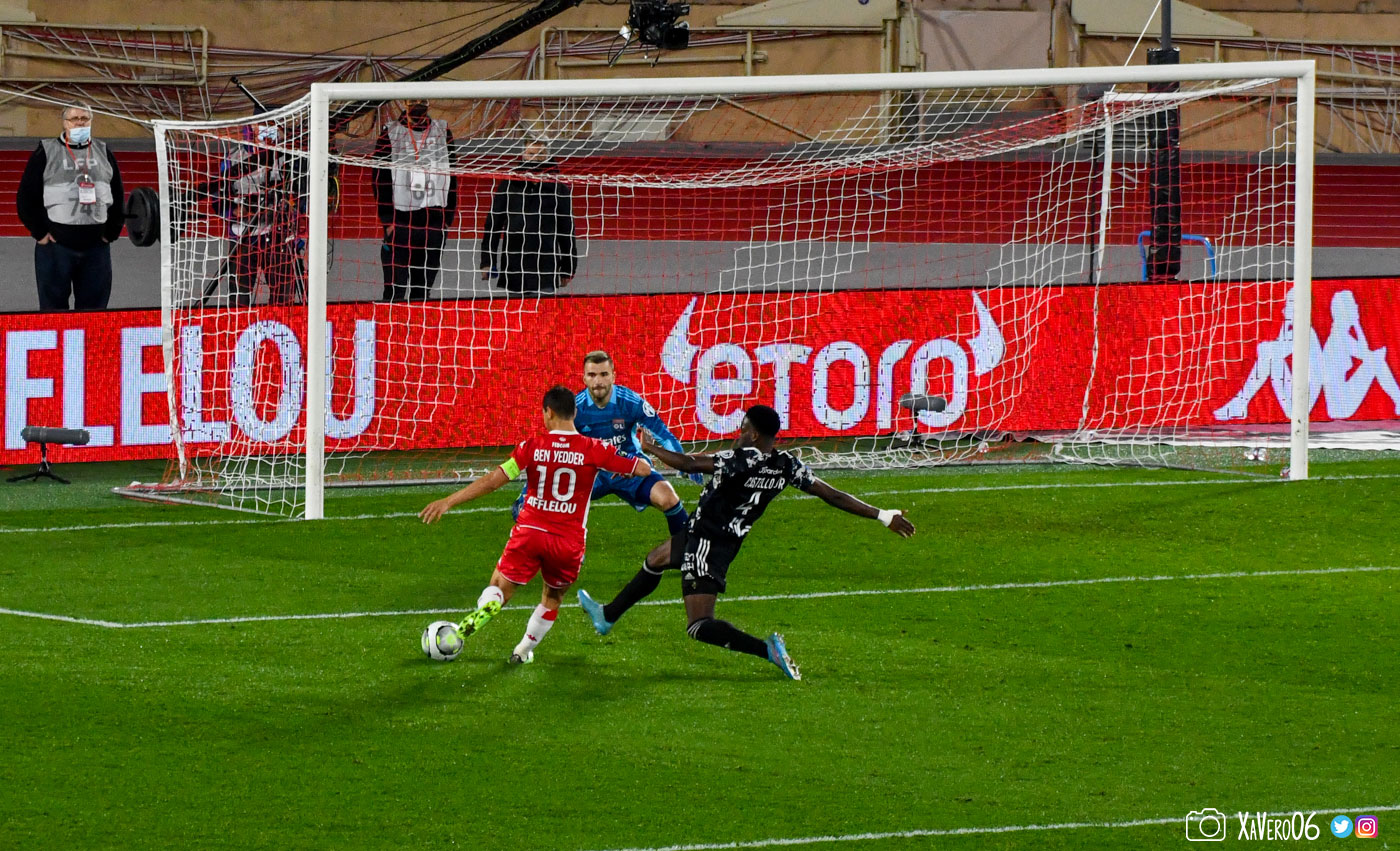 ...Ben Yedder dans un angle fermé arme...
